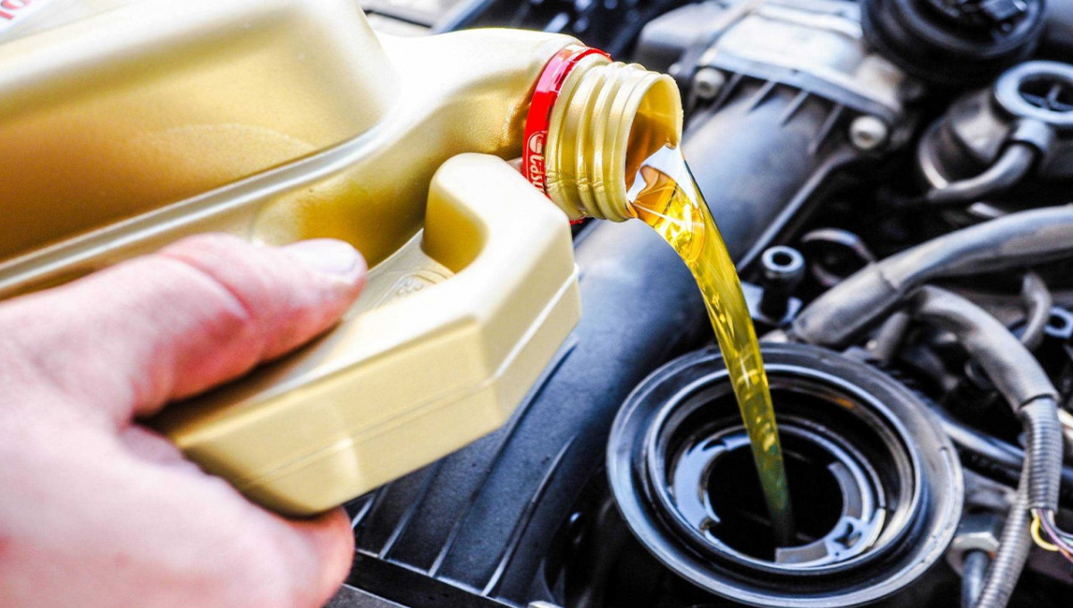 Ce se întâmplă dacă turnăm ulei fără aprobare de la producător în motor: investigăm pericolele contrafacerilor