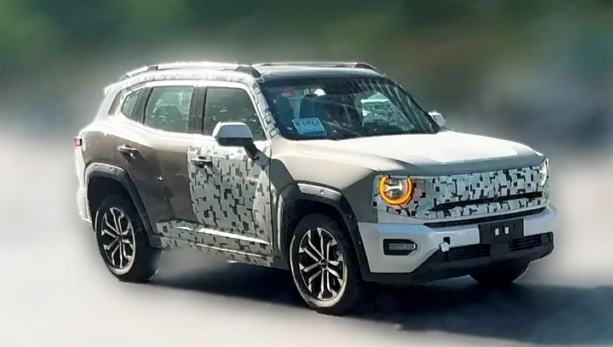 Crossover Haval H7 ve verzi hybridní a s novým designem spatřen při silničních testech