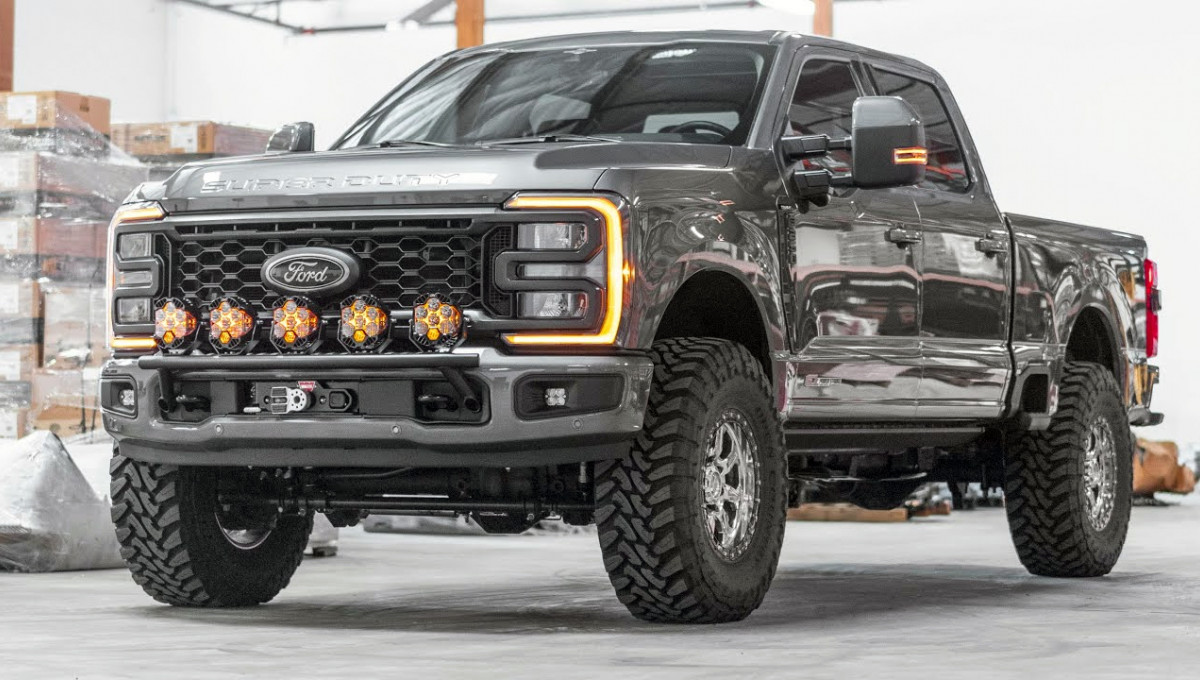 Usłyszą wszyscy: Ford wprowadza nowe sportowe układy wydechowe dla Super Duty z V8