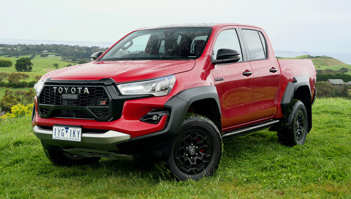 Toyota HiLux se pregătește pentru o actualizare hibridă pe platforma Land Cruiser și Prado