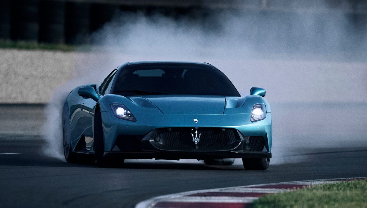 Maserati MCPURA 2026 debiutuje na festiwalu w Goodwood z ciekłokrystalicznym dachem i technologią z Formuły 1