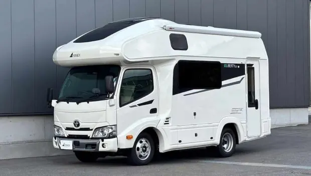 Budget Toyota Truck Becomes a Comfortable Motorhome With Kitchen, Bedroom, and Bathroom