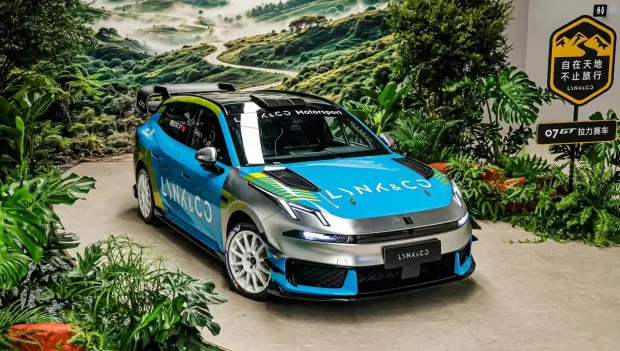 A kínai hibridből raliversenyautó lett: a Lynk&Co 07 GT Rally Academy lenyűgöző műszaki adatokat kínál