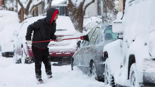 How to Dig Your Car Out of a Snowbank Without Damaging It: 6 Practical Tips for Drivers