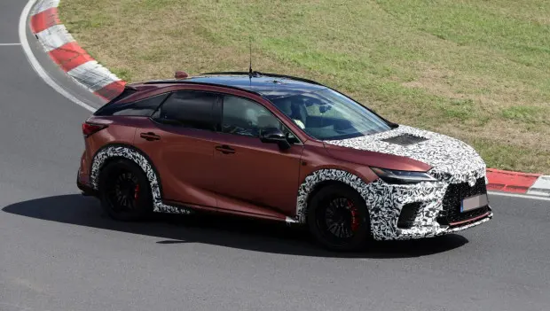 2028-as Lexus RX Morizo RR: a kémfotók motorháztető-szellőzőt és agresszív új sportüléseket lepleznek le