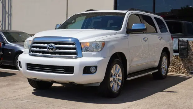 Bought an Old, Massive Toyota Sequoia: My Personal Experience and First Impressions