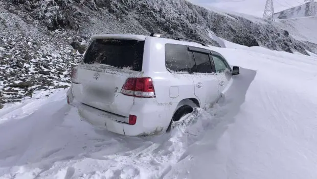 Why You Shouldn’t Floor the Gas If You’re Stuck in Snow or Mud With an Automatic Transmission