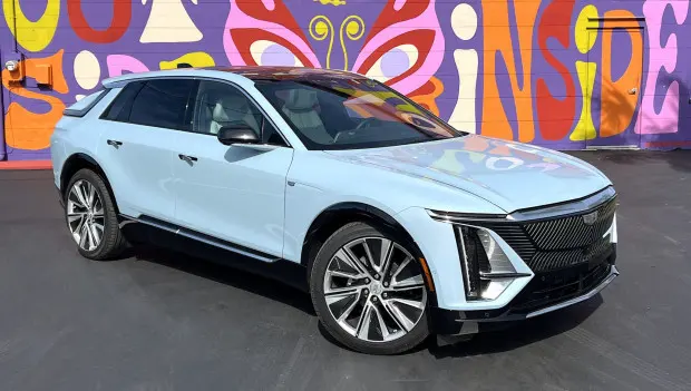 السيارة الأكثر مبيعاً في العام الماضي Cadillac Lyriq 2026 ارتفعت أسعارها ، فما هو البديل؟