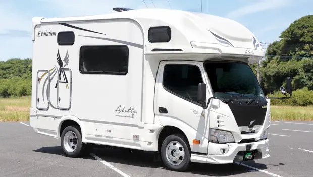 You Have to See This at Least Once: Another Ultra-Compact Motorhome Based on the Tiny Toyota Camroad Seats Five
