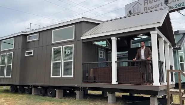Dieses 37-Quadratmeter-Tiny-Haus bietet Platz für ein King-Size-Bett und einen riesigen begehbaren Kleiderschrank