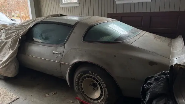 Man Finds a Pontiac Trans Am in a Barn, and the Surprise Under the Hood Is Incredible