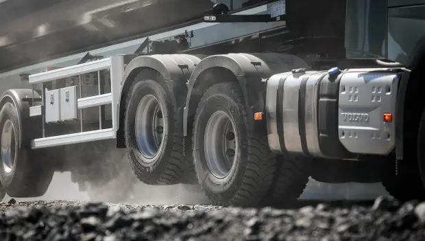 Why Semi Trucks Lift Their Rear Wheels: Driver Habit or Practical Necessity