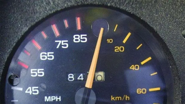 Your Speedometer Says 65 MPH, but Your GPS Says 62 — Here’s Why Your Car Does That