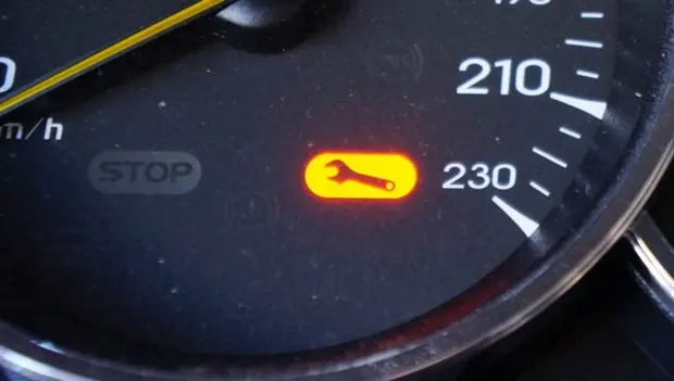 A luz com chave no painel acendeu: é possível dirigir o carro?