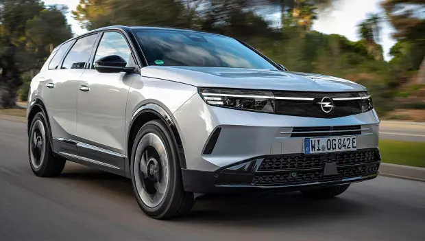Opel présente la version à quatre roues motrices du Grandland en mode électrique