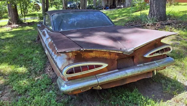 1959 Chevy Impala Parked in a Farm Begs for Restoration As Owner Decides To Let It Go