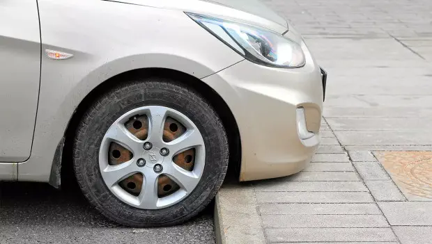 How to Park Close to a Curb Without Scratching Your Bumper: The Two-Mirror Method