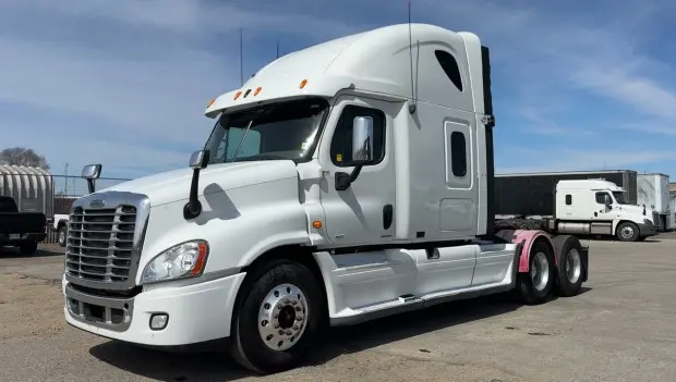How Truckers Turn Their Big Rigs Into Luxury Apartments