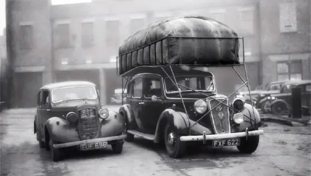 Why Early 20th-Century Cars Had Huge Fabric Bags on the Roof — The Real Reason Will Surprise You