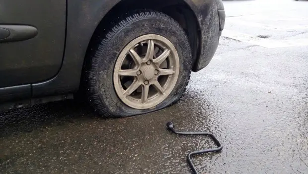 How to Change a Flat Tire Yourself When There’s No Jack in the Car
