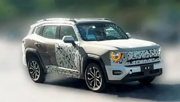 Crossover Haval H7 ve verzi hybridní a s novým designem spatřen při silničních testech