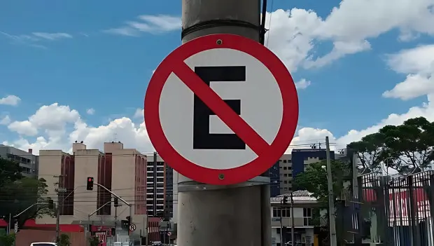 Road Sign with the Letter “E” Could Confuse Drivers: What You Need to Know
