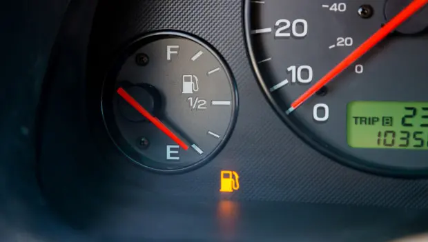 Fuel Light On - Low Fuel Level: Should You Keep Driving? Expert Opinion