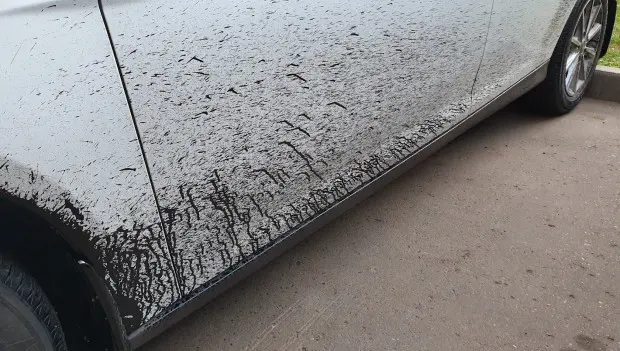 What You Should Never Do When Removing Tar From Your Car's Paint
