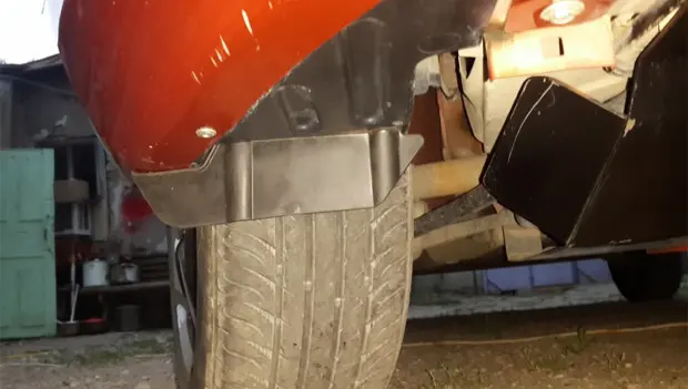 Why Some Cars Have “Mud Flaps” Mounted in Front of the Wheels