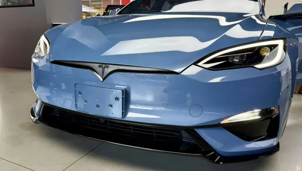 A Tesla frissítette a Model S Plaidet: továbbfejlesztett hangszigetelés és ugyanazok a lenyűgöző jellemzők