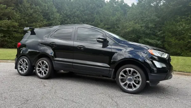 Qualcuno ha trasformato una Ford EcoSport in un SUV a sei ruote — e ora costa appena 6.000 €