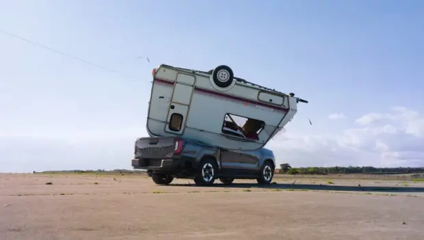 Toyota Hilux BEV atingida por uma caravana em queda num teste inspirado no Top Gear