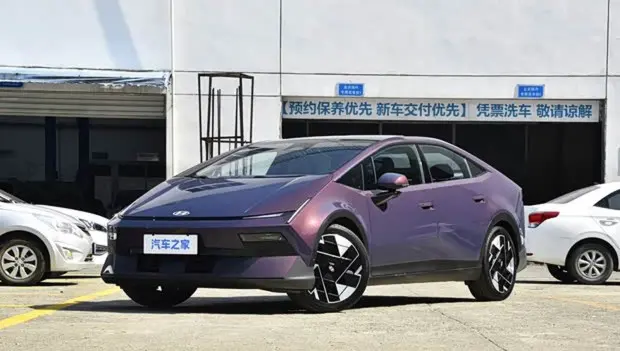HYUNDAI UNVEILS NEW PREMIUM EV BRAND: NEW MODEL CAN TRAVEL UP TO 404 MILES ON A CHARGE