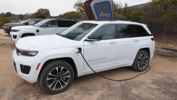 Une action en justice contre Jeep affirme que les SUV 4xe rappelés ont été présentés à tort comme sûrs