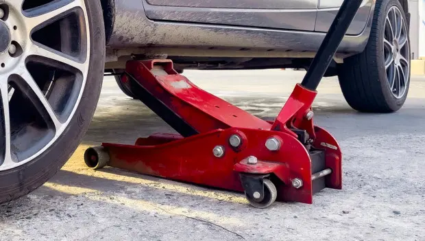 Most Americans Have No Idea: How to Choose the Right Jack Without Damaging Your Car