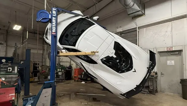 Chevy Corvette Z06 Slips off Lift at Dealer — Damage Is Severe, Won’t Buff Out