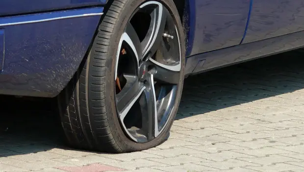Bir Araba Lastiği Pompasız Nasıl Şişirilir: El Yapımı Araçlarla Bu Mümkün Mü?