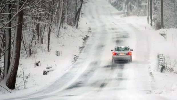 How to Drive Up and Down a Hill in Winter: Life Hacks for Beginner Drivers