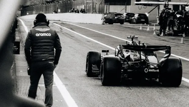 Новий болід Aston Martin для Формули-1 вийшов на трасу для тестування