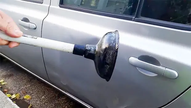 L’astuce à 5 € qui pourrait réparer vous-même une grosse bosse sur votre voiture