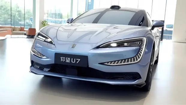 BYD rozpoczął sprzedaż luksusowego sedanu Yangwang U7: 1300 koni i mniej niż 3 sekundy do 100 km/h