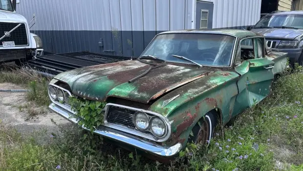 Cette Pontiac Tempest LeMans de 1962 est restée 43 ans à l’abandon avec son moteur « moitié de V8 » d’origine