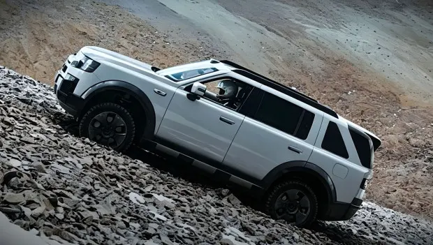 Freelander 8 Sets Guinness World Record at 19,692 Feet in Tibet