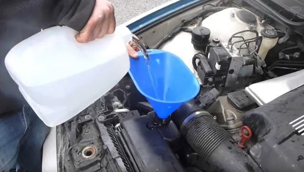 Mix of Two Ingredients Melts Ice on Your Windshield in 30 Seconds — Works Even in Subzero