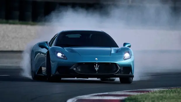 Maserati MCPURA 2026 debiutuje na festiwalu w Goodwood z ciekłokrystalicznym dachem i technologią z Formuły 1
