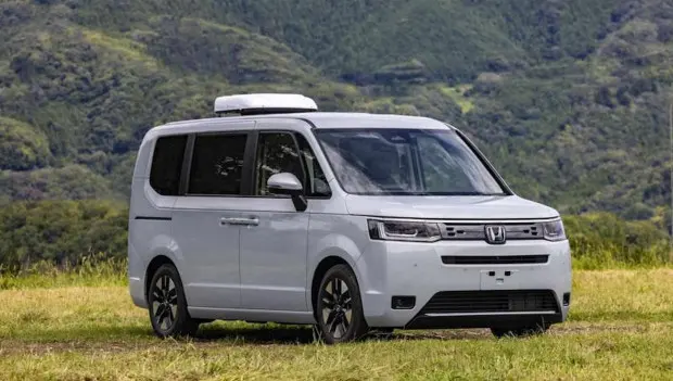 Honda StepWGN MV minivan turned into a one-room apartment