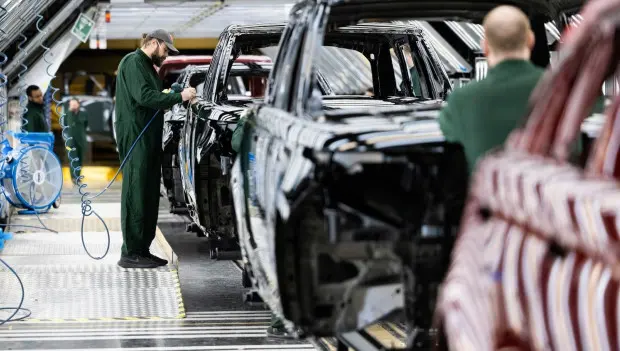 Jaguar Land Rover Profit Plunges 69% Due to Supplier Fire and Middle East Conflict