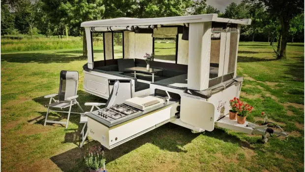 Compact Trailer Transforms Into a Fully Functional Tiny Home at the Push of a Button