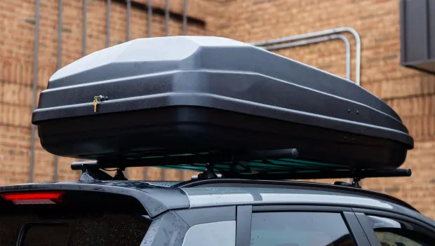Auto Expert Warns Drivers About Common Mistakes When Installing a Roof Cargo Box