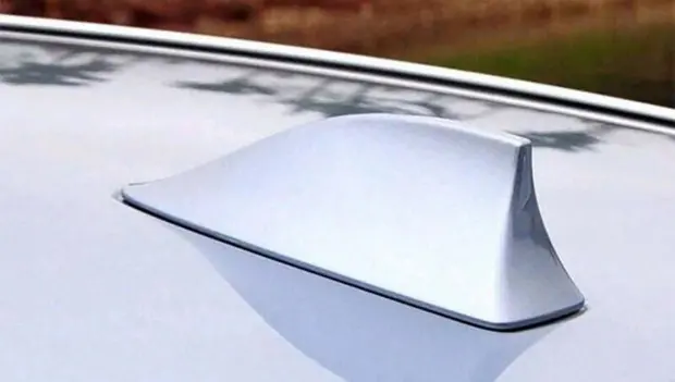 Few Realize It: What the “Shark Fin” on a Car Roof Really Does